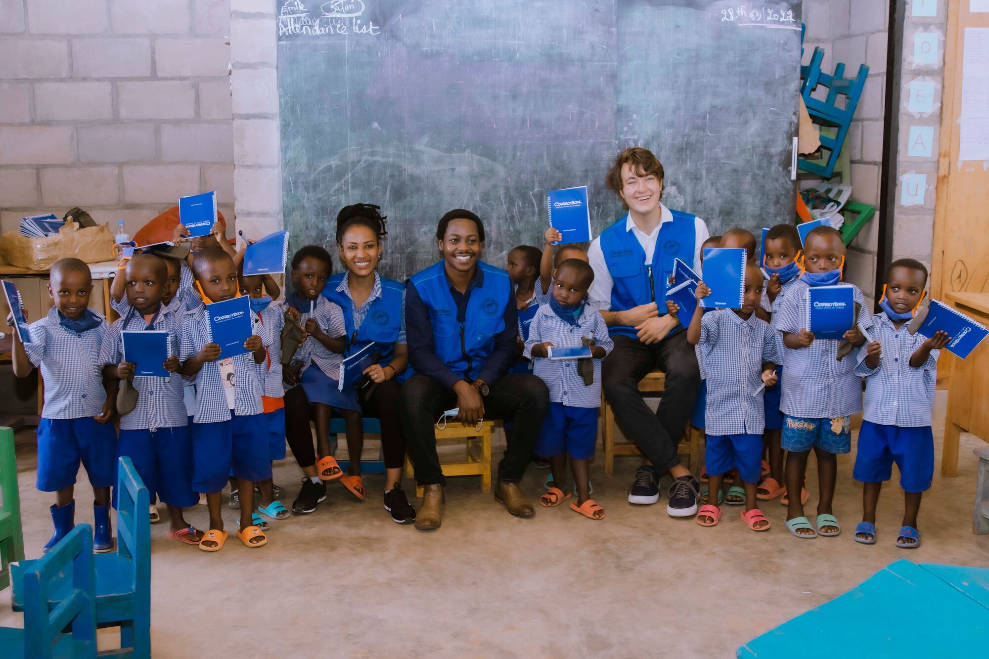 Achtergrond afbeelding met Correctbook Afrika samen met een groep leerlingen die een Correctbook vasthouden.